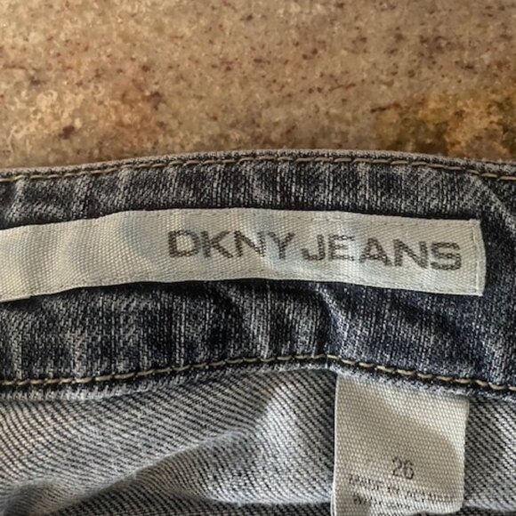 DKNY Distressed Vintage Jeans Size 26 straight leg plus free boho Blouse!! - Picture 5 of 11
